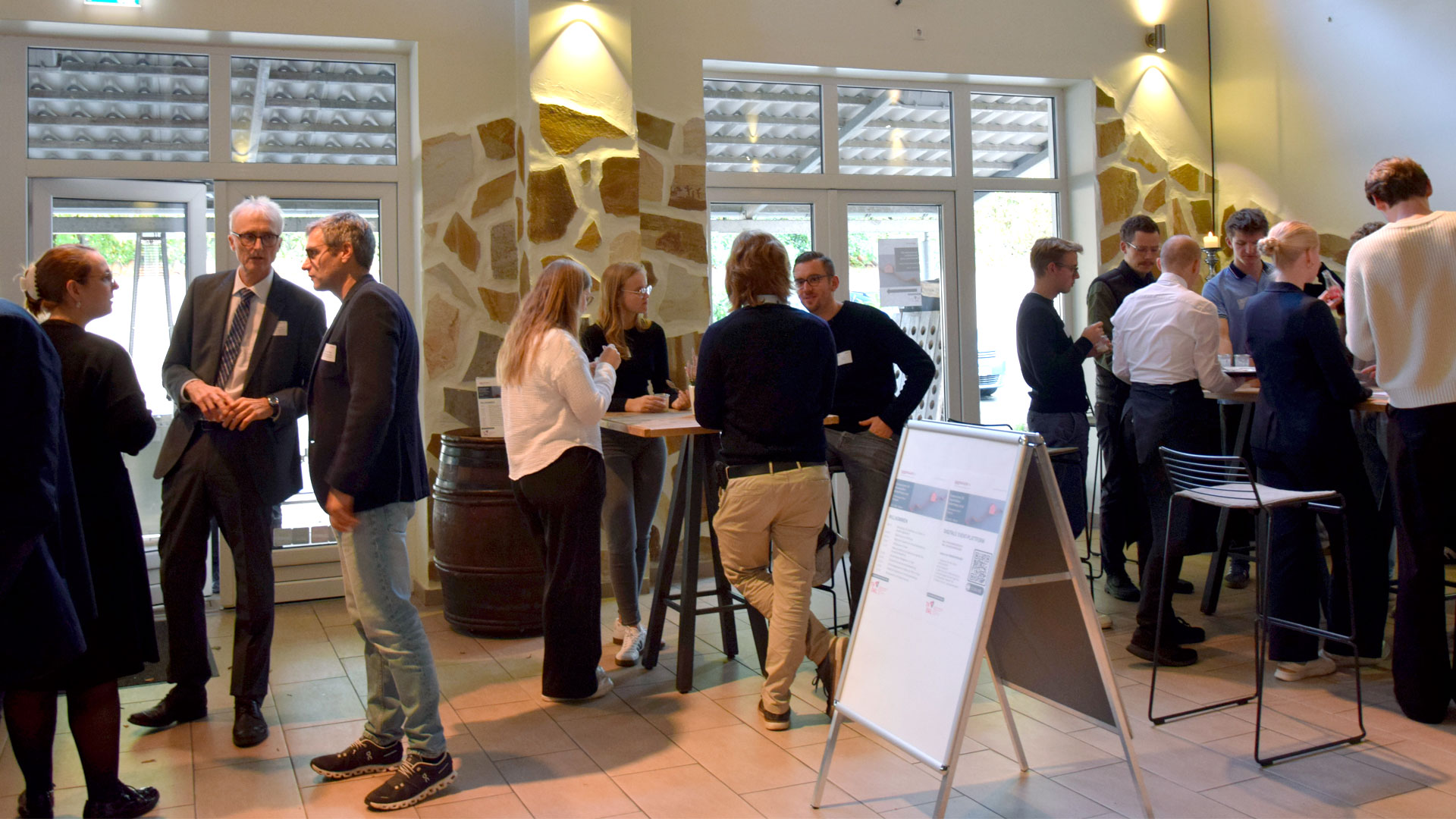 Konferenzteilnehmer netzwerken im Ausstellungsbereich