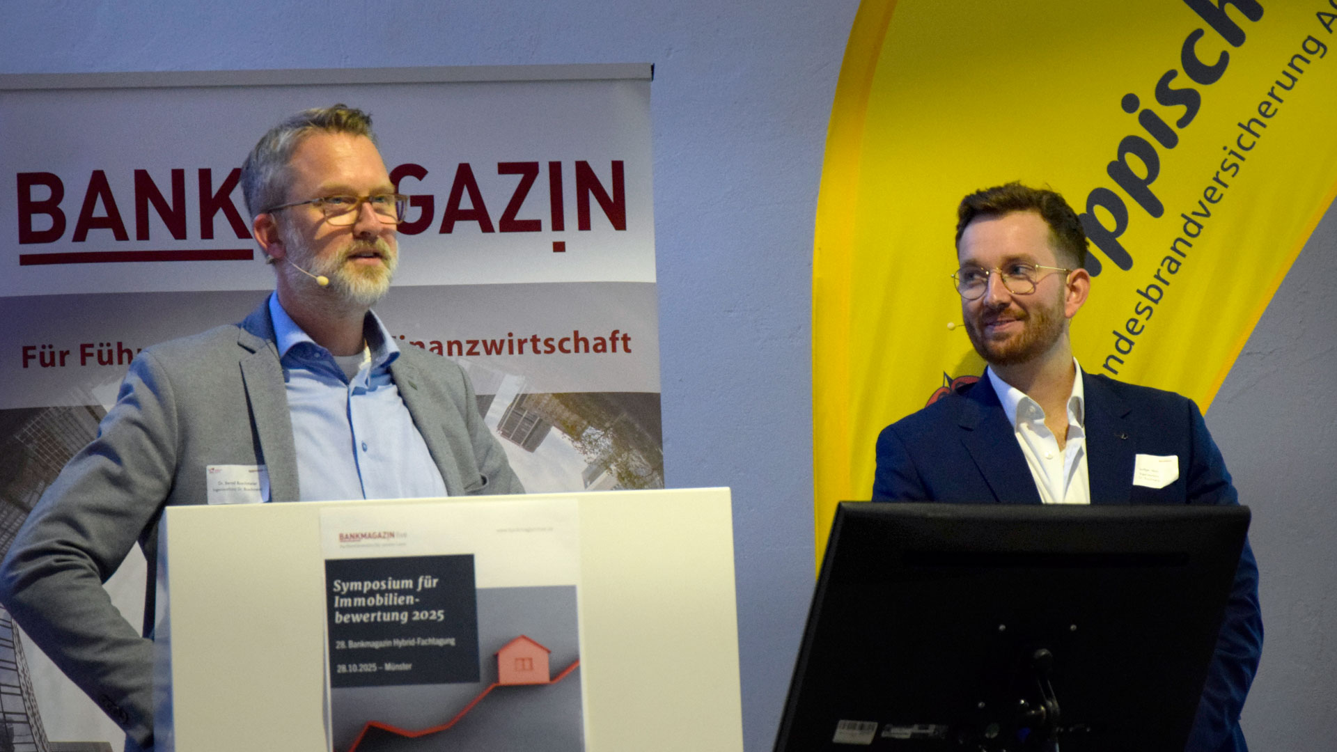 Zwei Referenten am Rednerpult während ihres Vortrags