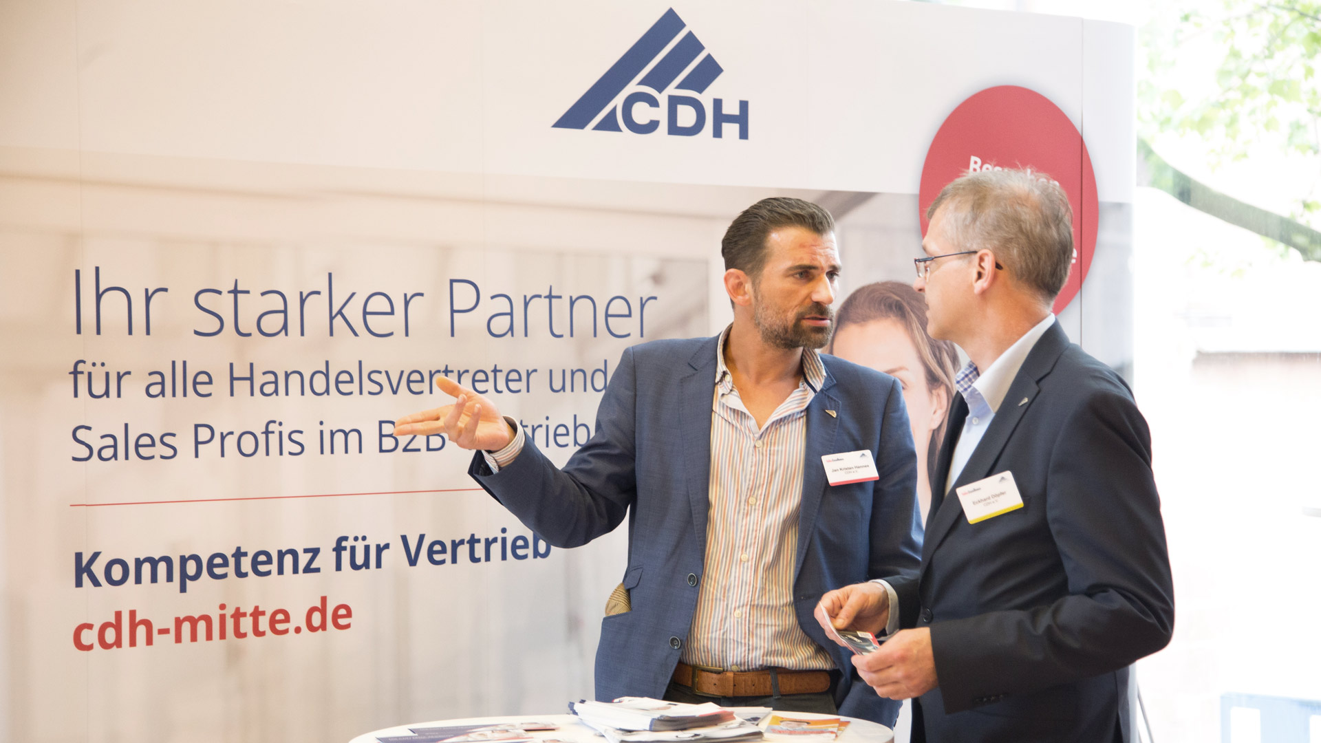 Zwei Herren im Gespräch am CDH-Stand im Ausstellungsbereich. 