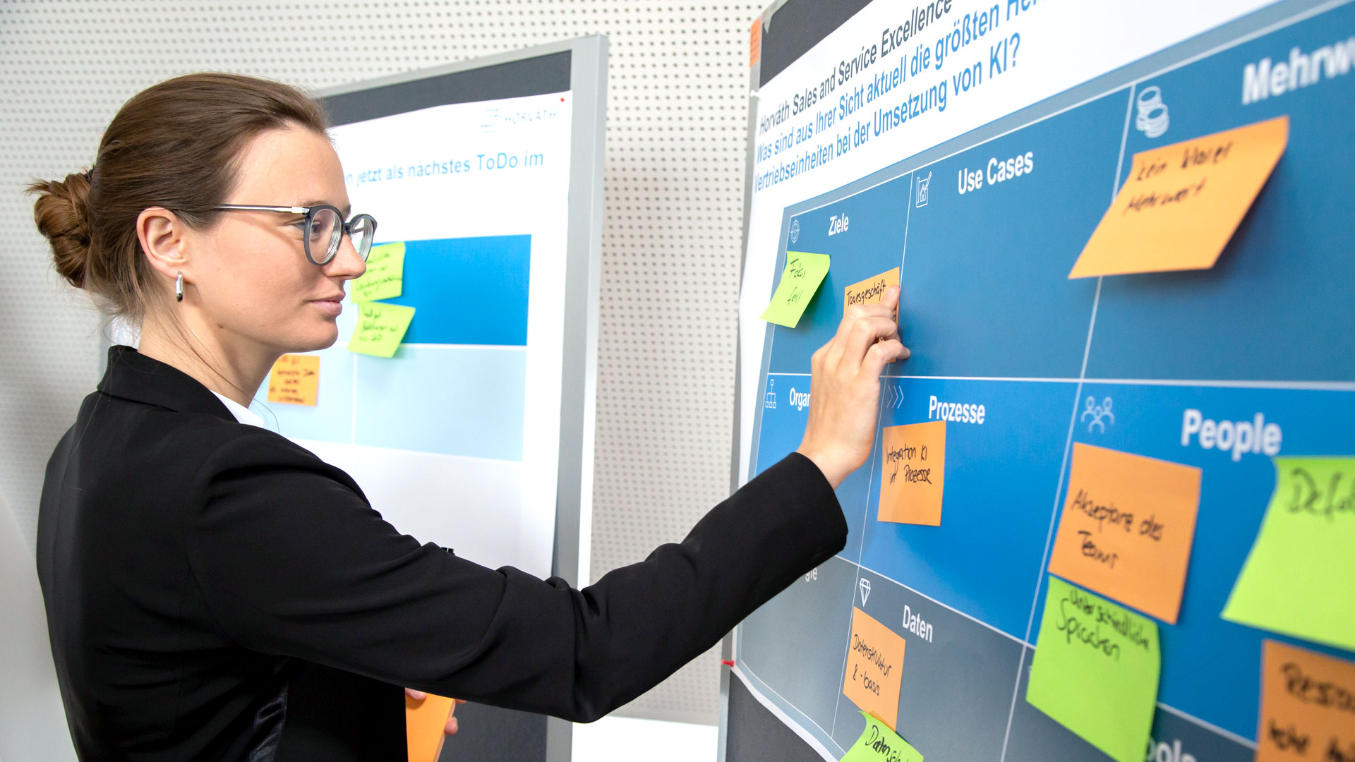 Teilnehmerin des Speeddatings vor Pinwand mit Post-Its