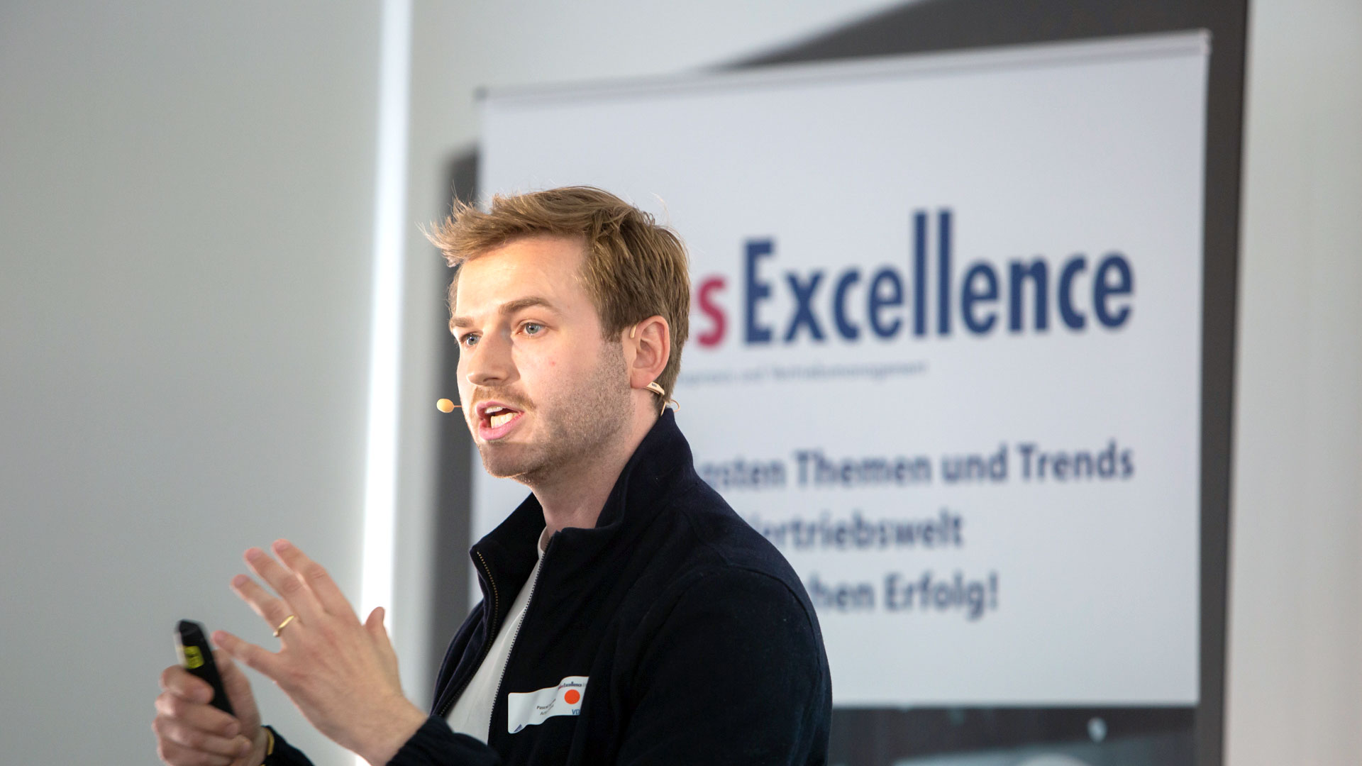 Referent während seines Vortrags am Rednerpult.
