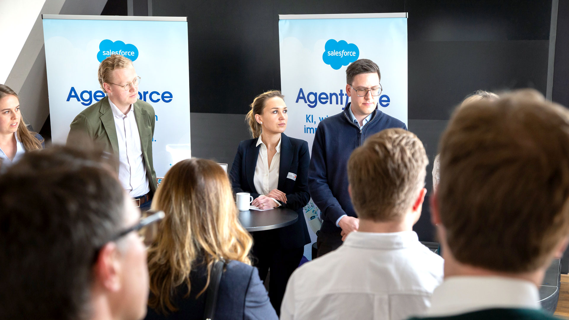 Speeddating: Fragerunde am Stand von Sales Force.