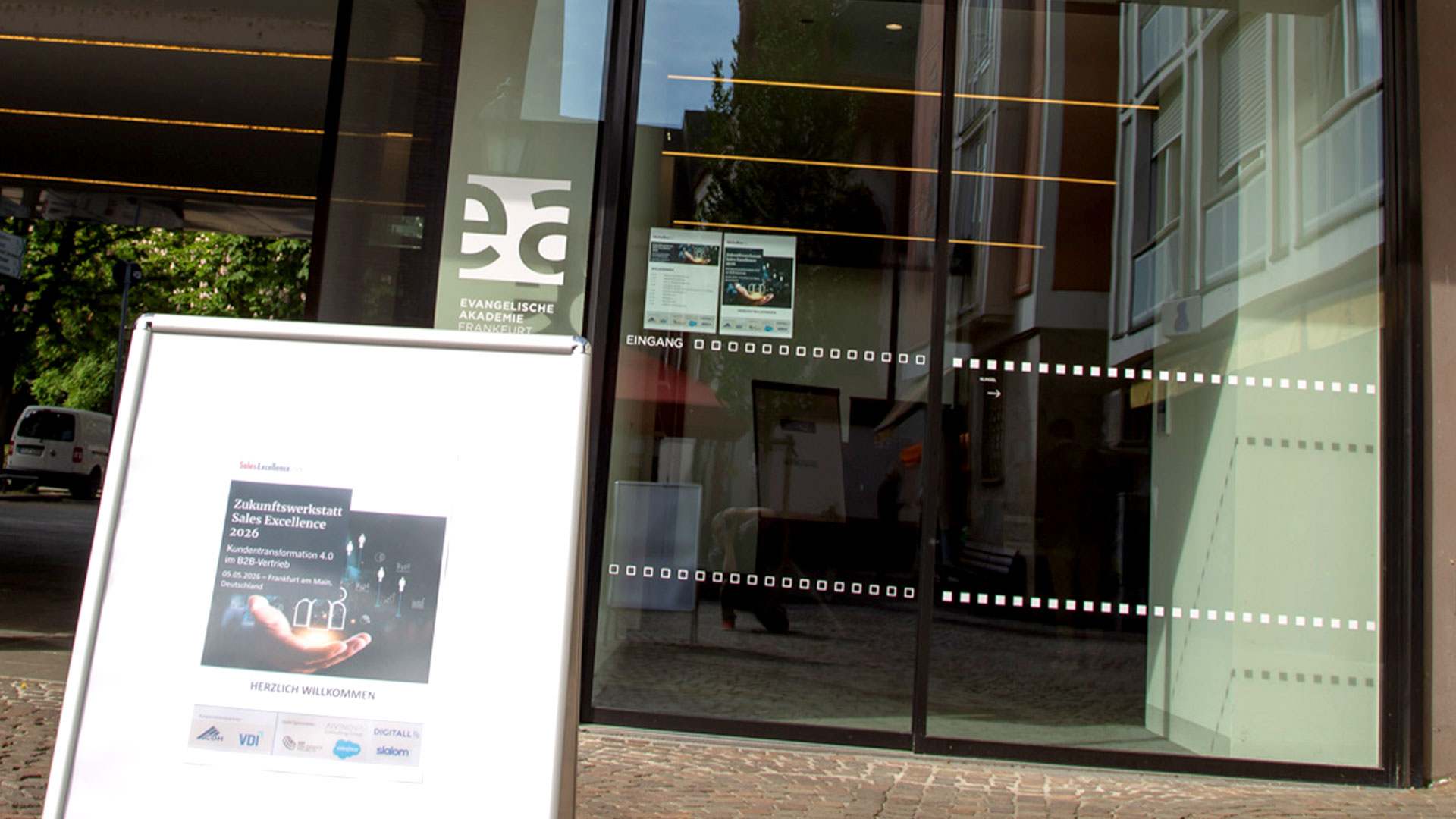 Eingangsschild zur Veranstaltung vor dem Gebäude
