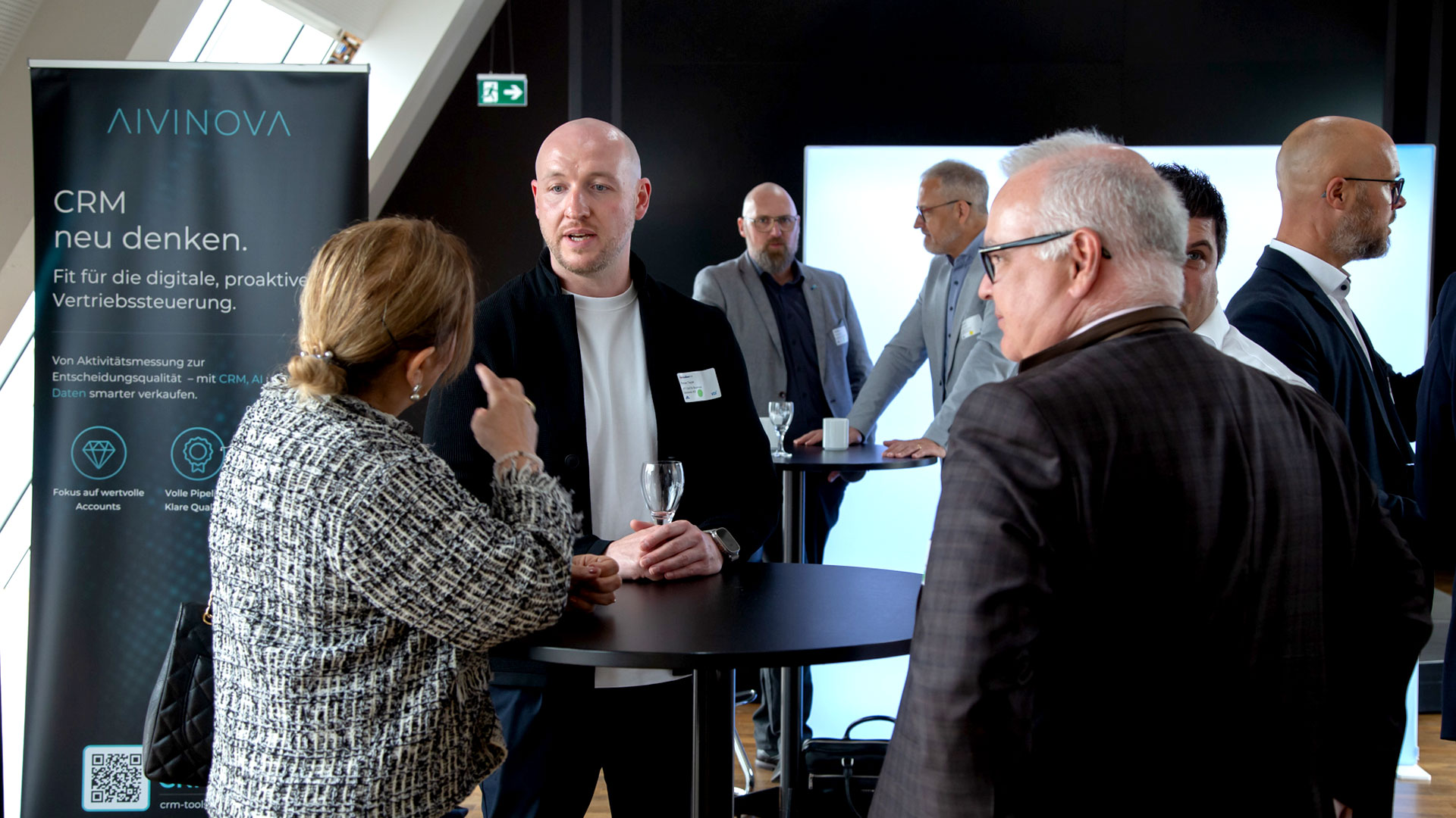 Teilnehmergruppen der Zukunftswerkstatt während der Pause in Gesprächen.